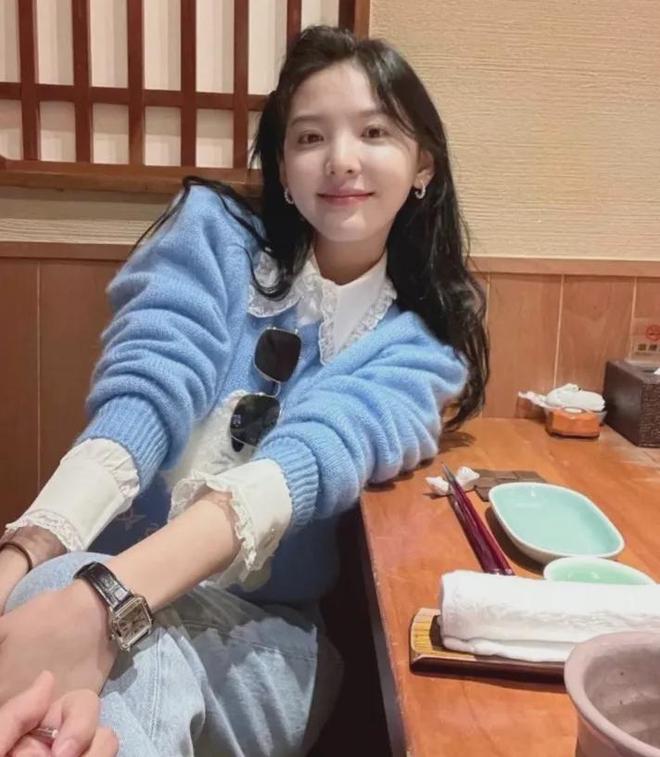 针织衫叠穿搭配减龄又靓丽章若楠演绎时尚:衬衫与(图1) 针织衫叠穿搭配减龄又靓丽章若楠演绎时尚:衬衫与(图1)