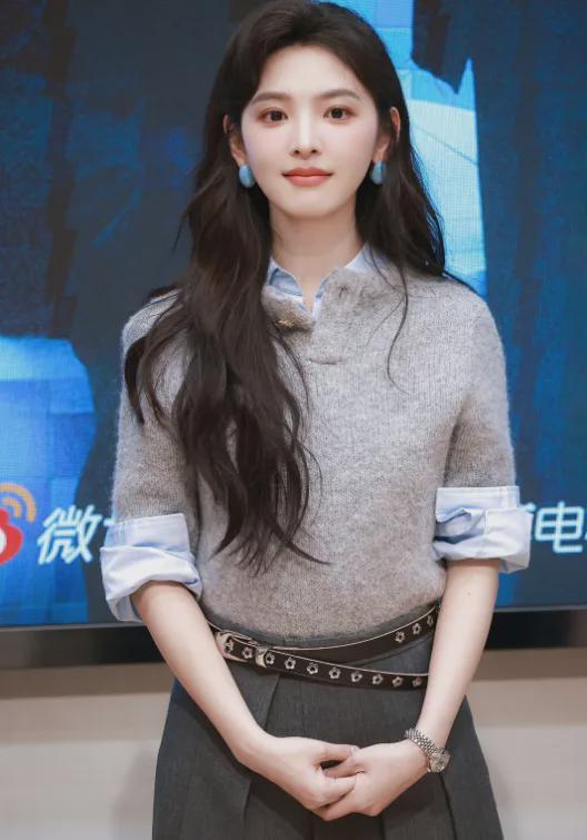 针织衫叠穿搭配减龄又靓丽章若楠演绎时尚：衬衫与(图2)