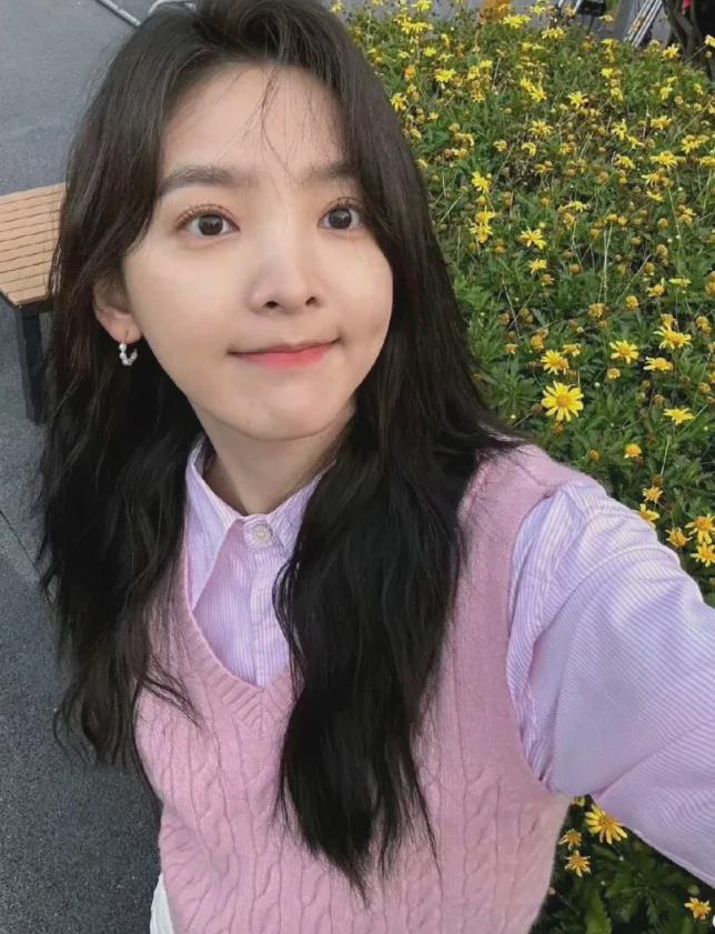 针织衫叠穿搭配减龄又靓丽章若楠演绎时尚:衬衫与(图7) 针织衫叠穿搭配减龄又靓丽章若楠演绎时尚:衬衫与(图7)