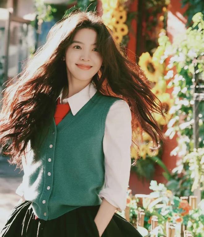 针织衫叠穿搭配减龄又靓丽章若楠演绎时尚:衬衫与(图8) 针织衫叠穿搭配减龄又靓丽章若楠演绎时尚:衬衫与(图8)